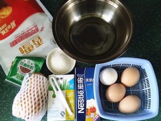 红丝绒蛋糕卷,备好食材，将蛋清与蛋黄分离