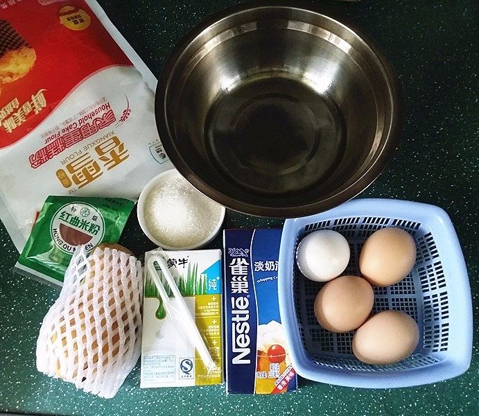 红丝绒蛋糕卷,备好食材，将蛋清与蛋黄分离