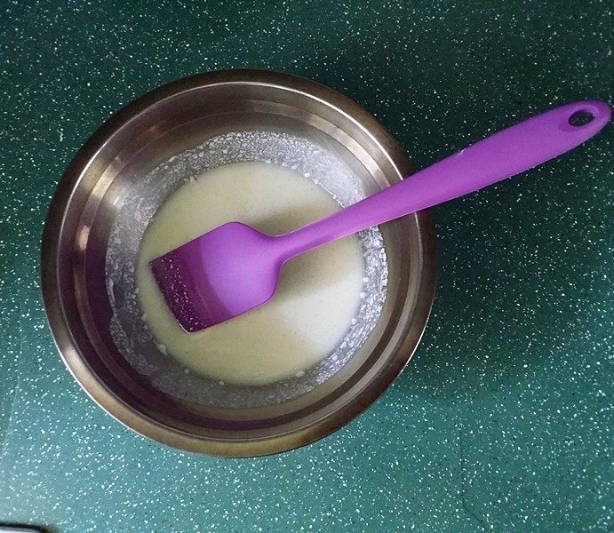 红丝绒蛋糕卷,牛奶+芥花油拌至乳化状