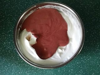红丝绒蛋糕卷,再回倒至蛋白盆中