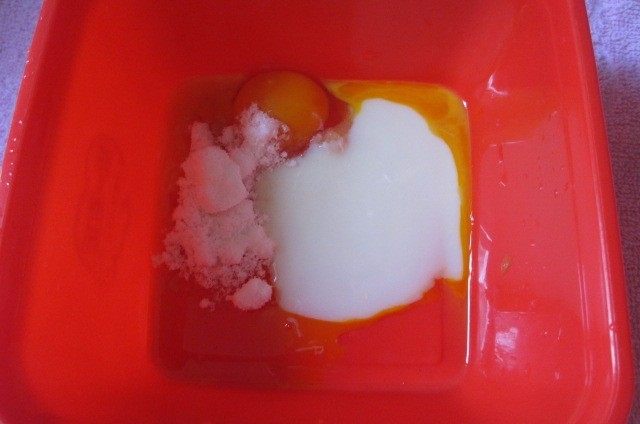 美味不发胖的鸡蛋冰淇淋,打开鸡蛋，只要蛋黄。把蛋黄、<a style='color:red;display:inline-block;' href='/shicai/ 893'>炼乳</a>、糖放入容器中
