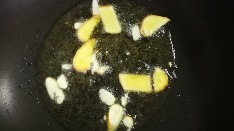 土豆炖豆角,锅内烧油，放入葱花炒香
