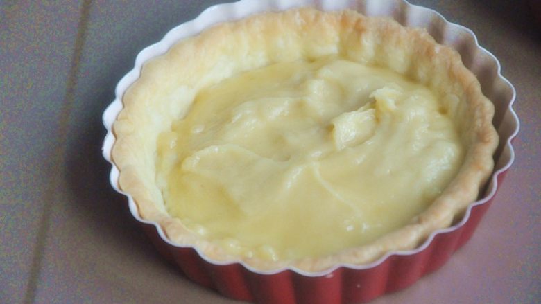 无花果派,塔皮微温时，将杏仁奶油馅均匀涂抹在塔皮上。