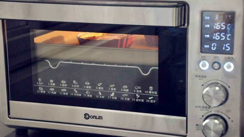 无花果派,放入预热好的165度烤箱，烘烤15分钟即可。