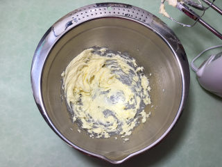 葱香曲奇饼干 ,软化后用打蛋器打散。