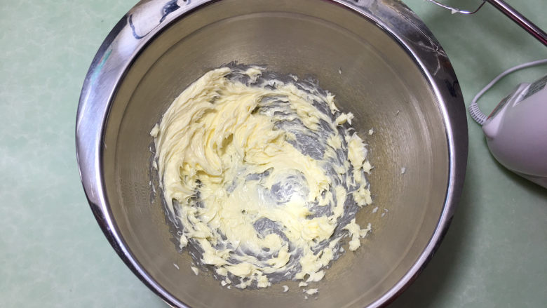 葱香曲奇饼干 ,软化后用打蛋器打散。