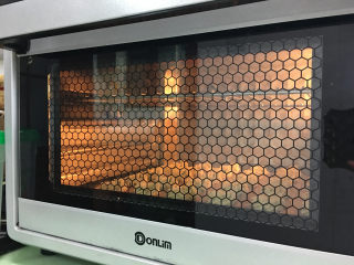 葱香曲奇饼干 ,放入提前预热的烤箱中进行烘烤，温度为165度，时间为30-35分钟。