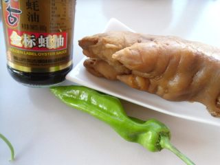 蚝汁猪手,主辅料： 熟猪手、尖椒、蚝油 