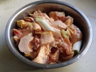 左宗棠鸡,鸡腿去骨切成块，用葱、姜、料酒腌渍20分钟
