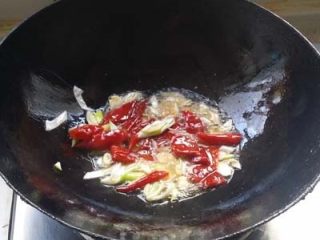 左宗棠鸡,葱、姜、蒜、泡椒炒出香味