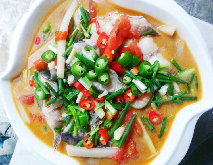 学会鱼肉的这种新吃法，吃一口就停不下来！,将青椒、红椒圈、葱花撒在鱼块的表面。