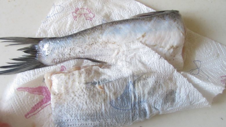 家常烧刁子鱼,下锅前将腌制好的鱼表面的水分吸干；