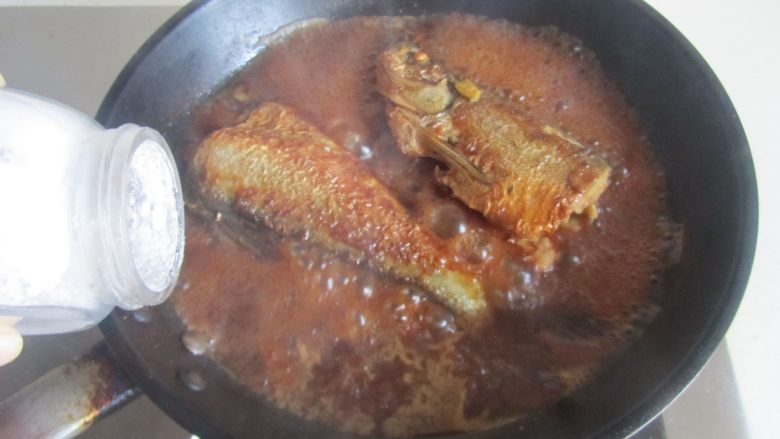 家常烧刁子鱼,加入适量的盐调味， 再大火收汁，记得中间翻一下面， 让双面都入味均匀；