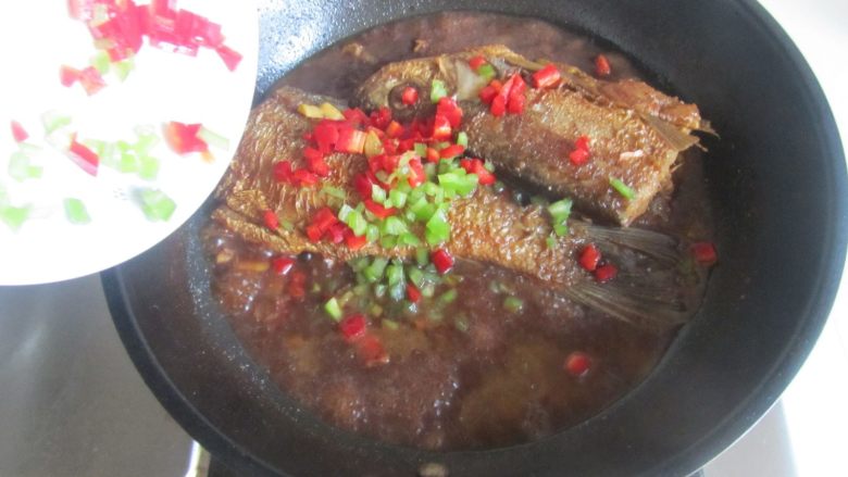 家常烧刁子鱼,出锅前将青红椒末倒入即可盛入盘中。