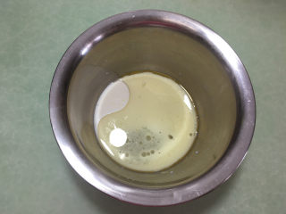 形彩绘芒果蛋糕卷,将牛奶、玉米油和15克白砂糖放入一个盆中。