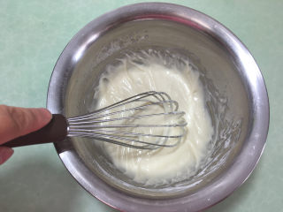 形彩绘芒果蛋糕卷,用手动打蛋器“Z”型搅拌均匀。