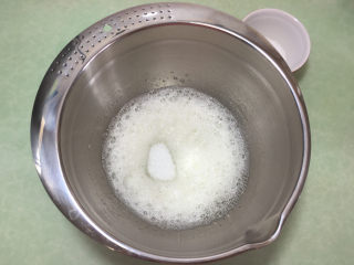 形彩绘芒果蛋糕卷,接下来打发蛋白，先用电动打蛋器将蛋白打至粗泡，然后第一次加入1/3细砂糖。