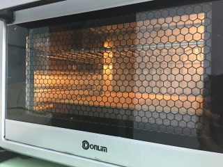 形彩绘芒果蛋糕卷,放入烤箱中进行烘烤，温度调至170度，时间为20分钟。