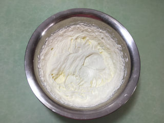 形彩绘芒果蛋糕卷,晾凉的过程中打发淡奶油，淡奶油加细砂糖打至有纹路，不流动。