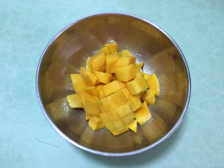 形彩绘芒果蛋糕卷,将芒果切丁备用。