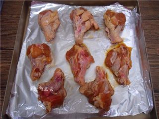 照烧汁香烤鸡腿,烤盘上铺上一层锡纸，将鸡翅根整齐铺好