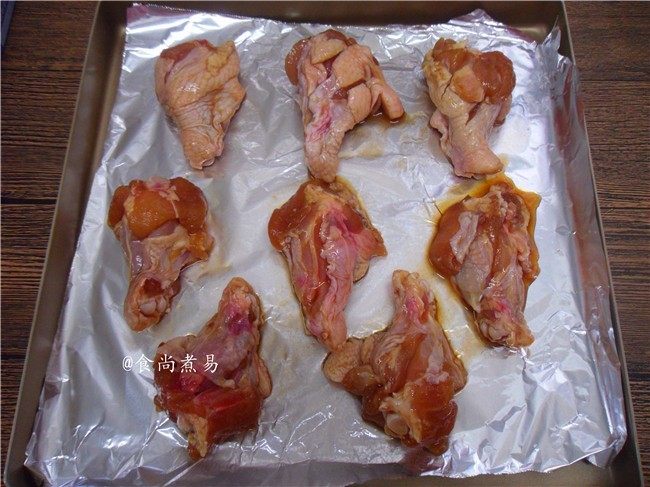 照烧汁香烤鸡腿,烤盘上铺上一层锡纸，将鸡翅根整齐铺好
