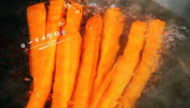 桃红大虾寿司卷,烧水，将胡萝卜条煮5分钟。
🌻小贴士：煮一下更软也更好吸收胡萝卜素。