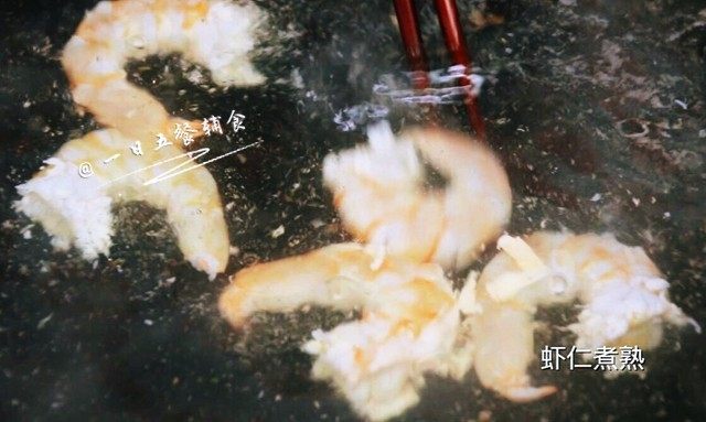 桃红大虾寿司卷,虾去虾线，去壳。在沸水中煮1分钟。