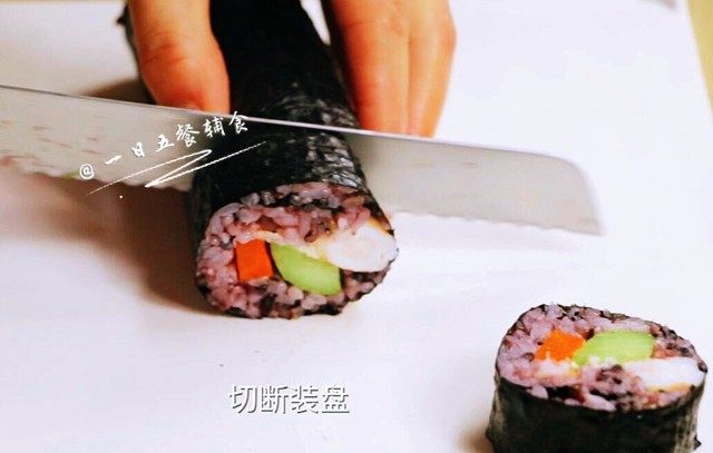 桃红大虾寿司卷,切2刀，会沾刀，继续将刀沾水。