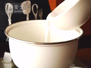 你没吃过的杏仁豆腐,10g吉利丁粉和适量冷水混合搅拌，一并倒入锅内，再倒入杏仁汁和250ml全脂牛奶或者椰浆，加适量冰糖小火煮至融化，均匀搅拌。