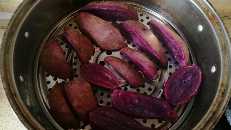 紫薯馅水晶饼,等待的时间准备紫薯馅。紫馅上蒸锅蒸熟