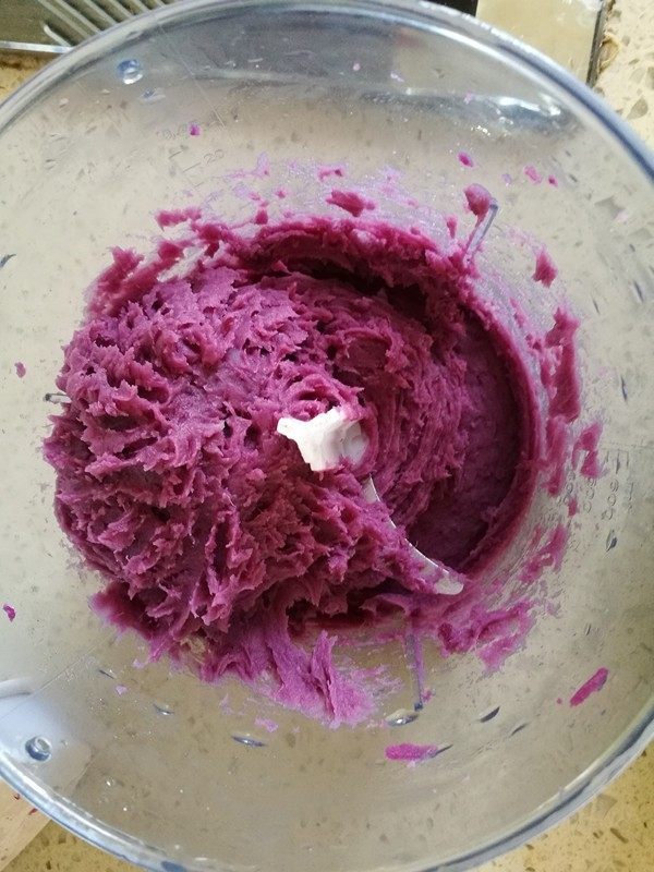 紫薯馅水晶饼,去皮切小块放入料理机中打成紫薯泥。