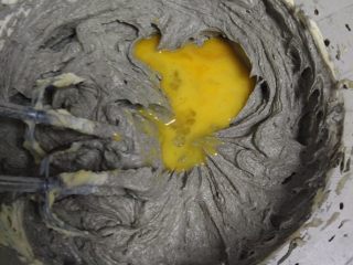 黑芝麻磅蛋糕,分6-7次加入鸡蛋液，每一次加入后打发至完全融合的状态再次加入。