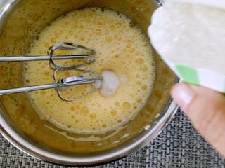 海绵蛋糕,用电动打蛋器中速打蛋，其余白糖分3次中途加