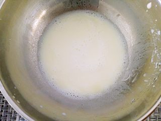 海绵蛋糕,快速的把牛奶和花生油搅拌均匀。