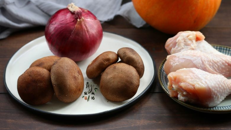 南瓜香菇鸡腿焖饭,主要食材合影。