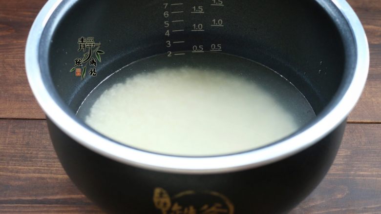 南瓜香菇鸡腿焖饭,把米洗净，放进电饭煲，水量要比平时咱们焖白米饭饭时少一些，因为南瓜会出水。