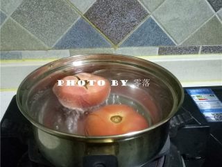 番茄鳕鱼汤,奶锅倒入适量清水烧开，放入番茄烫1分钟，捞出；