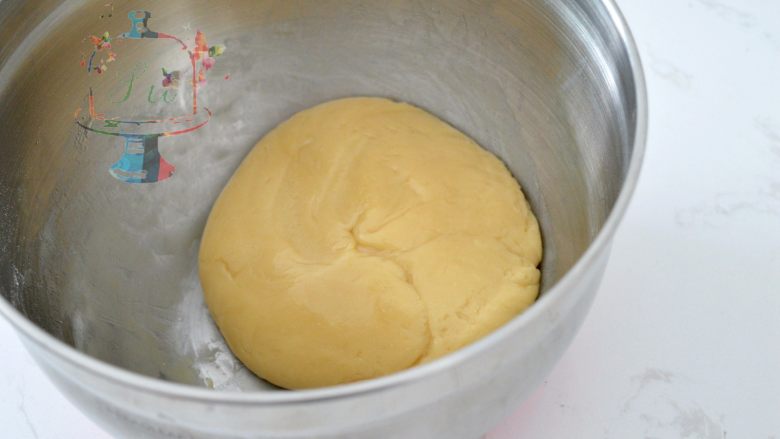 预拌粉版快手广式月饼,混合均匀无干粉之后。蒙上保鲜膜。室温静置2小时