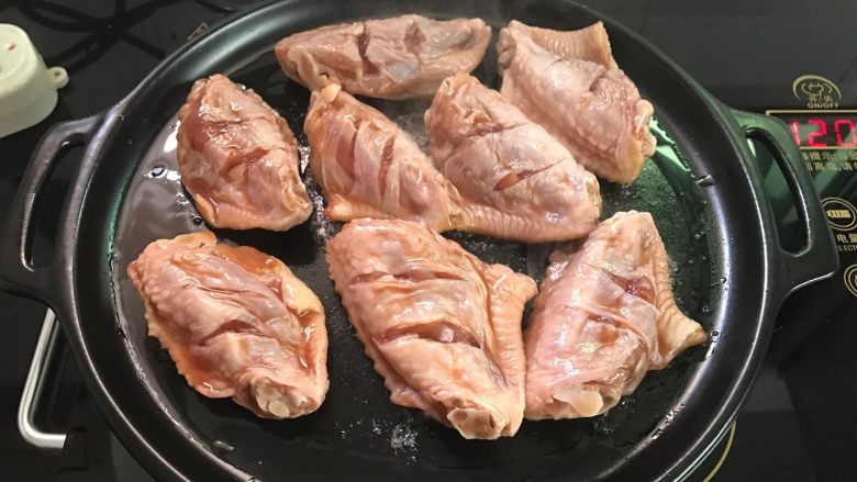 叉烧鸡翅,把腌制好的鸡翅放在烤盘上。