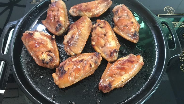 叉烧鸡翅,等一面烤至金黄色的时候翻面烤另外一面。