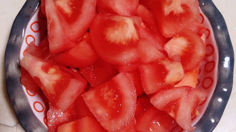 番茄烧排骨,西红柿削去外皮，切块待用。