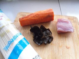 黑木耳肉丝炒面,主辅料： 面条、黑木耳、猪里脊、胡萝卜