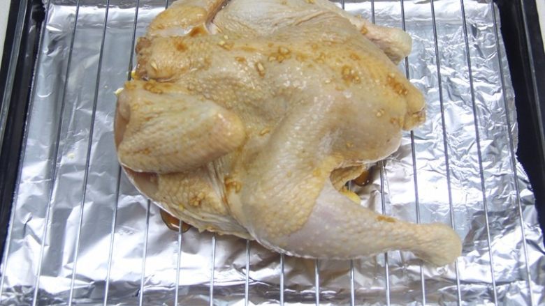 周末大餐——秘制烤整鸡,取出放置在烤网上，底下需要放个烤盘，这样烤的时候汁不会低落在烤箱内