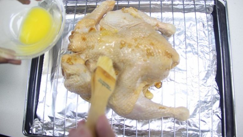 周末大餐——秘制烤整鸡,中途需要取出刷上适量的油