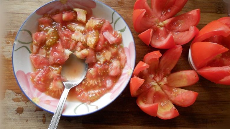 莲花番茄,将番茄里的肉块和汁挖出来（不可挖破番茄，保留部分皮肉），放碗中。 