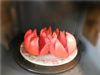 莲花番茄,将番茄花放盘中，置微波炉加热1分钟。