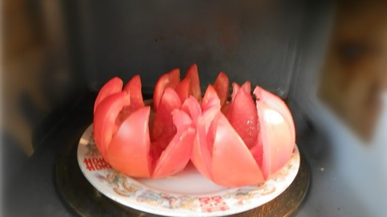 莲花番茄,将番茄花放盘中，置微波炉加热1分钟。