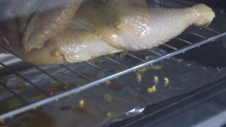 周末大餐——秘制烤整鸡,放入预热好的烤箱，上下火220度烤1个小时
