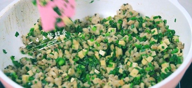 韭菜香干炒藜麦饭,待藜麦饭热透后，加入豆腐干和韭菜碎混匀。